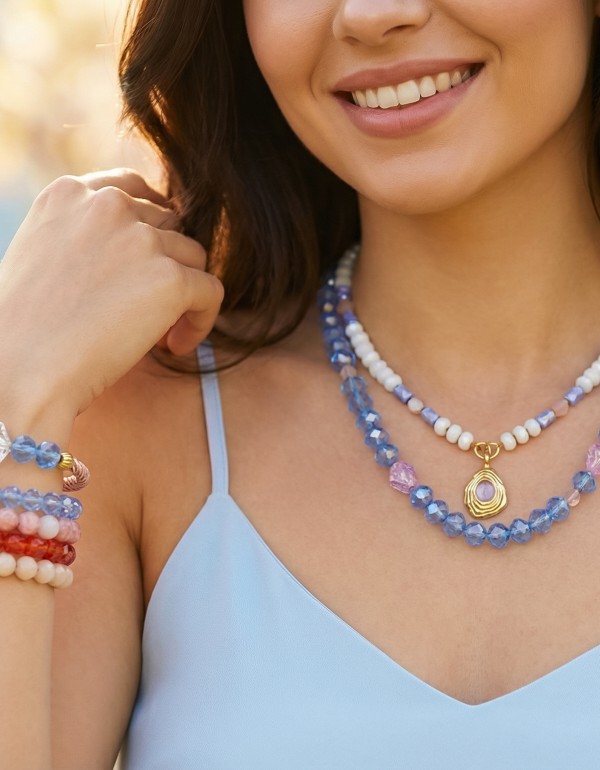 Κολιέ και βραχιόλια με κρύσταλλα σε αποχρώσεις του μπλε και του λευκού, που χαρίζουν κομψότητα και φρεσκάδα, συνδιασμένα με χρυσό αιματίτη, χρυσά στοιχεία όπου η διακριτική χρυσή λεπτομέρεια δημιουργούν ένα μοντέρνο και φωτεινό αποτέλεσμα