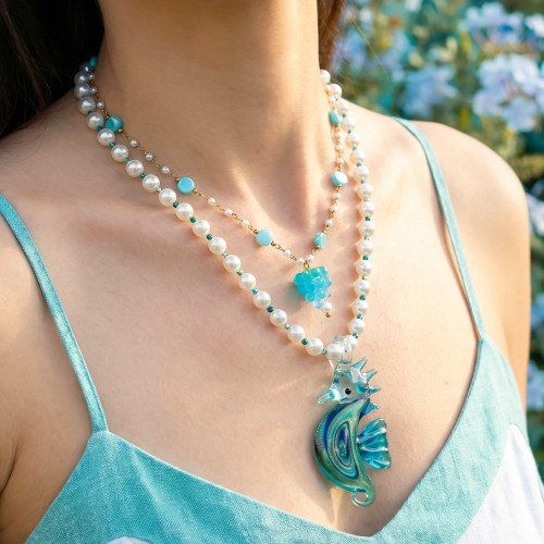 Κομψό κολιέ με φίλντισι και κρύσταλλα σε αποχρώσεις του τιρκουάζ, συνδιασμένο με αλυσίδα ροζάριο και στοιχεία μουράνο, ιδανικά για καλοκαιρινές εμφανίσεις με χαρακτήρα