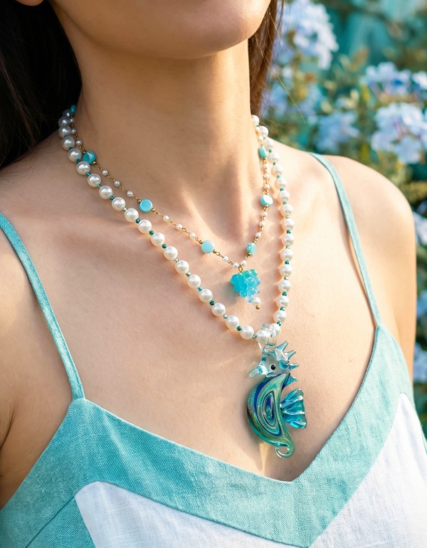 Κομψό κολιέ με φίλντισι και κρύσταλλα σε αποχρώσεις του τιρκουάζ, συνδιασμένο με αλυσίδα ροζάριο και στοιχεία μουράνο, ιδανικά για καλοκαιρινές εμφανίσεις με χαρακτήρα