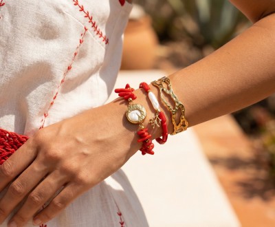 Βραχιόλια με κόκκινα κοράλια, συνδιασμένα με χρυσά στοιχεία, μαργαριτάρι και χρυσό αιματίτη