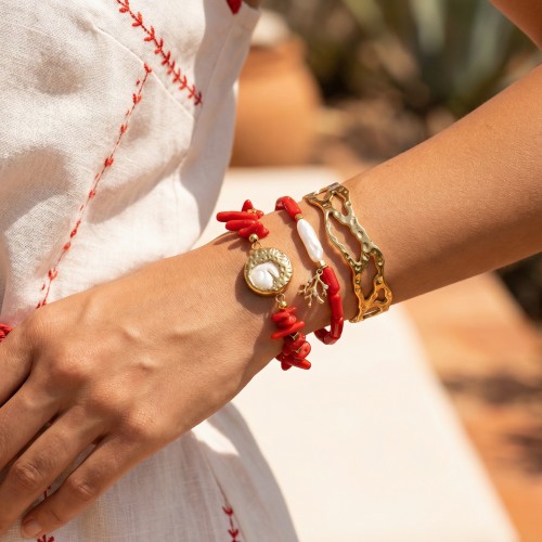 Βραχιόλια με κόκκινα κοράλια, συνδιασμένα με χρυσά στοιχεία, μαργαριτάρι και χρυσό αιματίτη
