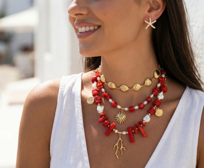 Κολιέ με κόκκινα κοράλια, συνδιασμένα με χρυσή αλυσίδα, μαργαριτάρια, χρυσά στοιχεία, φίλντισι και χρυσό αιματίτη