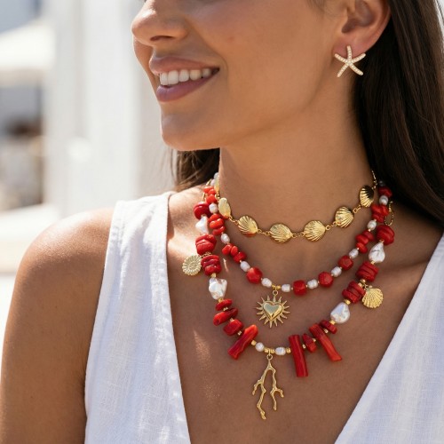 Κολιέ με κόκκινα κοράλια, συνδιασμένα με χρυσή αλυσίδα, μαργαριτάρια, χρυσά στοιχεία, φίλντισι και χρυσό αιματίτη
