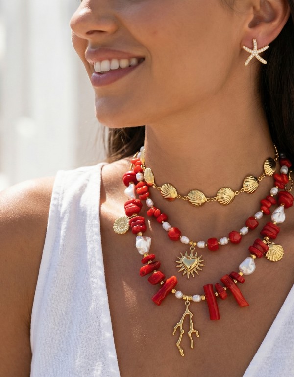 Κολιέ με κόκκινα κοράλια, συνδιασμένα με χρυσή αλυσίδα, μαργαριτάρια, χρυσά στοιχεία, φίλντισι και χρυσό αιματίτη