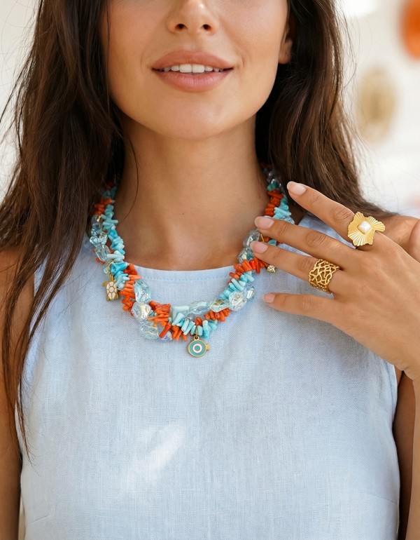 Κολιέ με κοράλια σε γαλάζια και πορτοκαλί απόχρωση, χρυσά στοιχεία και γυάλινες