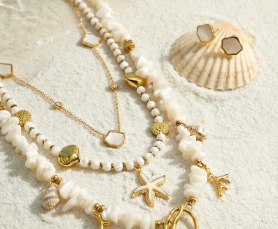 Κολιέ σε λευκές αποχρώσεις  διακοσμημένα με χρυσό αιματίτη, χρυσά θαλασσινά στοιχεία, κοχύλια και φίλντισι