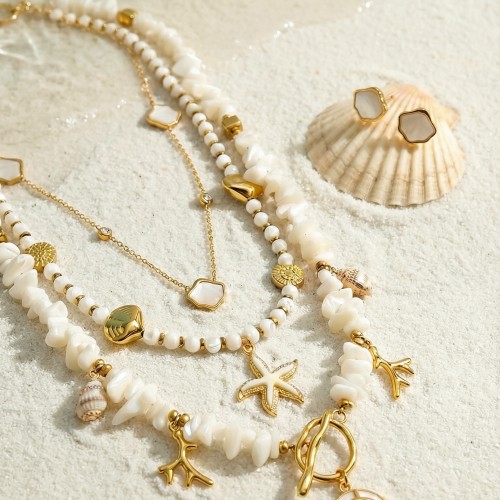 Κολιέ σε λευκές αποχρώσεις  διακοσμημένα με χρυσό αιματίτη, χρυσά θαλασσινά στοιχεία, κοχύλια και φίλντισι