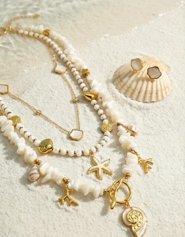 Κολιέ σε λευκές αποχρώσεις  διακοσμημένα με χρυσό αιματίτη, χρυσά θαλασσινά στοιχεία, κοχύλια και φίλντισι