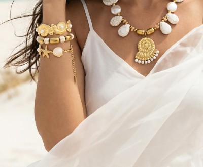 Κολιέ και βραχιόλια σε λευκές αποχρώσεις διακοσμημένα με χρυσό στοιχείο, χρυσό αιματίτη, γυάλινες, χαολίτη, φίλντισι, χρυσή αλυσίδα και κοχύλι