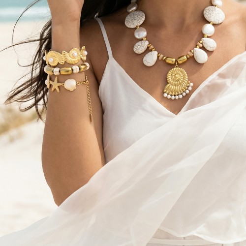 Κολιέ και βραχιόλια σε λευκές αποχρώσεις διακοσμημένα με χρυσό στοιχείο, χρυσό αιματίτη, γυάλινες, χαολίτη, φίλντισι, χρυσή αλυσίδα και κοχύλι