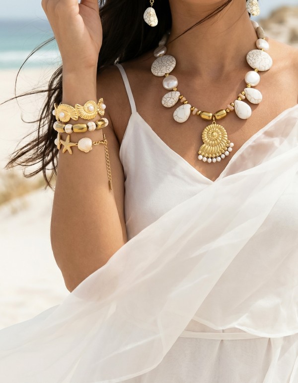 Κολιέ και βραχιόλια σε λευκές αποχρώσεις διακοσμημένα με χρυσό στοιχείο, χρυσό αιματίτη, γυάλινες, χαολίτη, φίλντισι, χρυσή αλυσίδα και κοχύλι