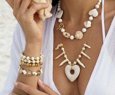 Κολιέ και βραχιόλια σε λευκές αποχρώσεις διακοσμημένα με χρυσή αλυσίδα, λάβα, ακρυλικές, χρυσό αιματίτη, κεραμική, λευκό κοράλι, χαολίτη, οπάλιο, φίλντισι και κοχύλι