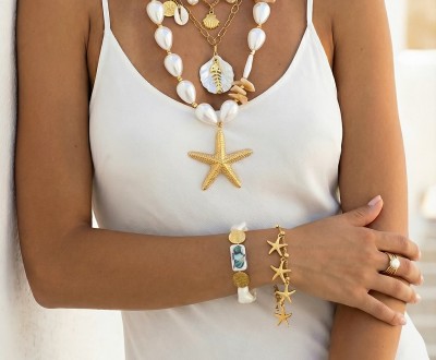 Κολιέ και βραχιόλια σε λευκές αποχρώσεις με γυάλινες, κοχύλι, χρυσό αιματίτη, ακρυλικά στοιχεία, χρυσή αλυσίδα, χρυσά στοιχεία και φίλντισι