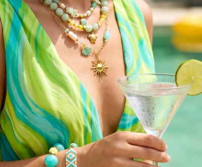 Κολιέ και βραχιόλια σε τιρκουάζ και lime αποχρώσεις συνδιασμένα με χρυσή αλυσίδα, νεφρίτη, κρύσταλλα, μαργαριτάρια, χρυσά στοιχεία και στοιχεία με κοντερίες, γυάλινες, κοράλι, φίλντισι και χρυσό αιματίτη