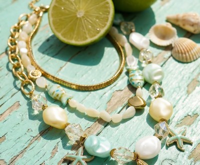 Κολιέ συνδιασμένα με χρυσό αιματίτη, μαργαριτάρια, κρύσταλλα, χρυσή αλυσίδα, κοχύλι, χαολίτη και χρυσά στοιχεία με σμάλτο