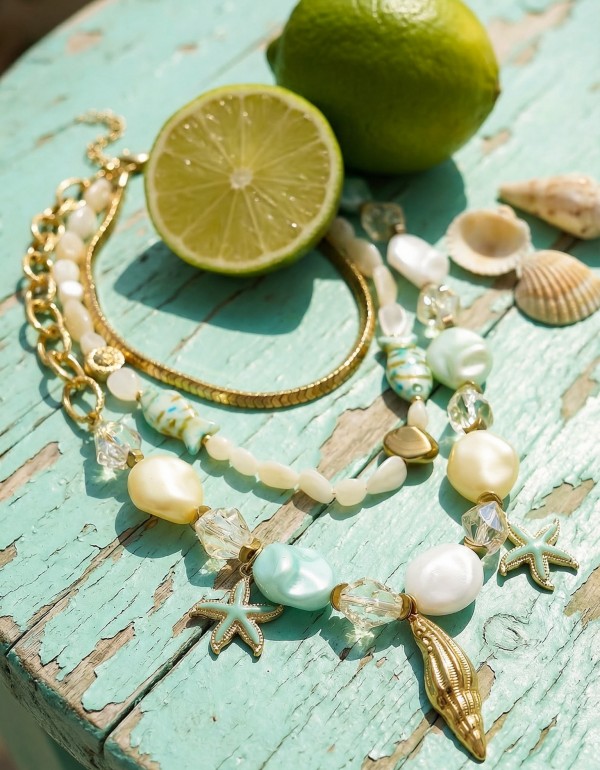 Κολιέ συνδιασμένα με χρυσό αιματίτη, μαργαριτάρια, κρύσταλλα, χρυσή αλυσίδα, κοχύλι, χαολίτη και χρυσά στοιχεία με σμάλτο