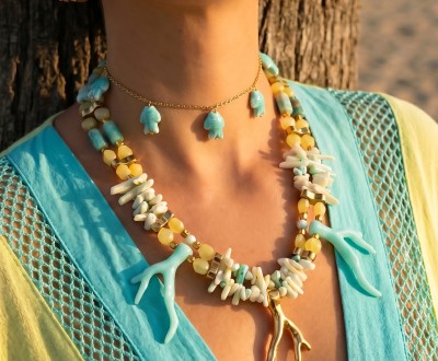 Κολιέ διπλό, σε τιρκουάζ και lime αποχρώσεις με κοράλια, νεφρίτη, ακρυλικά και χρυσά στοιχεία συνδιασμένα με χρυσό αιματίτη και αμαζονίτη