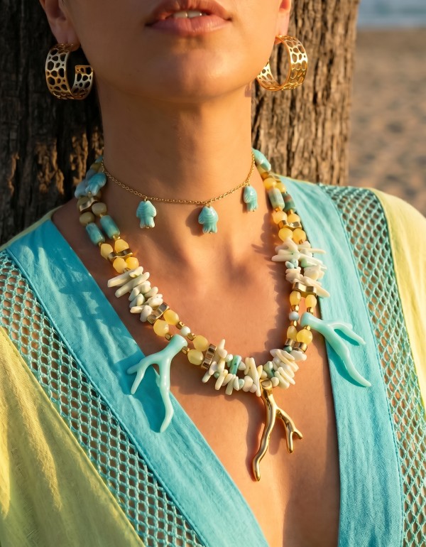 Κολιέ διπλό, σε τιρκουάζ και lime αποχρώσεις με κοράλια, νεφρίτη, ακρυλικά και χρυσά στοιχεία συνδιασμένα με χρυσό αιματίτη και αμαζονίτη