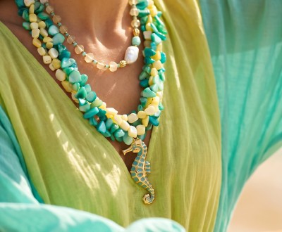 Κολιέ σε τιρκουάζ και κίτρινες αποχρώσεις με κοχύλια, χρυσό στοιχείο με σμάλτο, χαλαζία, αμαζονίτη, μαργαριτάρια, ακρυλικό στοιχείο και χρυσό αιματίτη