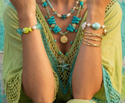 Κολιέ και βραχιόλια σε τιρκουάζ αποχρώσεις συνδιασμένα με κρύσταλλα, χαολίτη, χρυσό αιματίτη, κοχύλι, αμαζονίτη, ροζάριο με κρύσταλλα, χρυσά και κεραμικά στοιχεία, φίλντισι και πέρλα