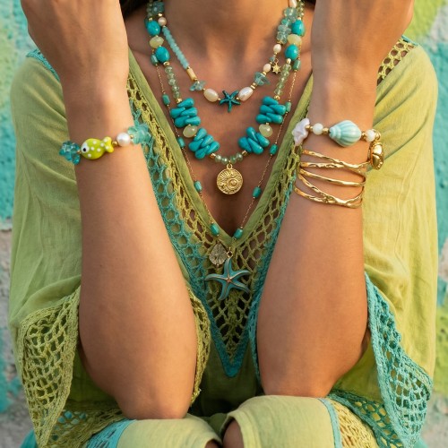 Κολιέ και βραχιόλια σε τιρκουάζ αποχρώσεις συνδιασμένα με κρύσταλλα, χαολίτη, χρυσό αιματίτη, κοχύλι, αμαζονίτη, ροζάριο με κρύσταλλα, χρυσά και κεραμικά στοιχεία, φίλντισι και πέρλα