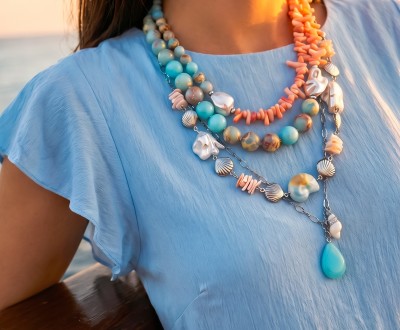 Κολιέ σε γαλάζιες και σομόν αποχρώσεις συνδιασμένα με κοράλια, χαολίτη, ασημί αιματίτη, φίλντισι, κεραμικό στοιχείο, ασημί αλυσίδα, κοχύλια chips, στοιχείο φεγγαρόπετρας και κοχύλι