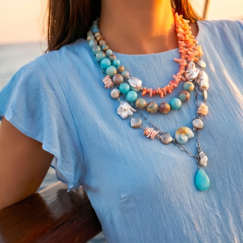 Κολιέ σε γαλάζιες και σομόν αποχρώσεις συνδιασμένα με κοράλια, χαολίτη, ασημί αιματίτη, φίλντισι, κεραμικό στοιχείο, ασημί αλυσίδα, κοχύλια chips, στοιχείο φεγγαρόπετρας και κοχύλι