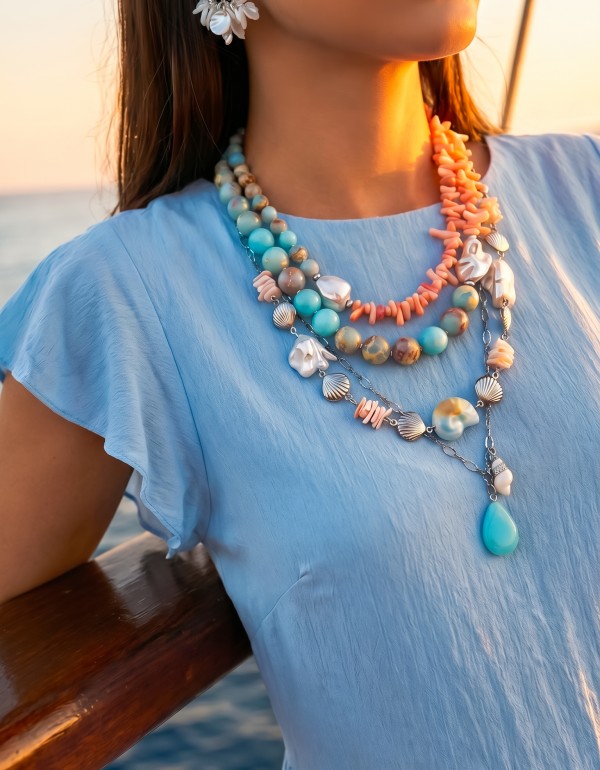 Κολιέ σε γαλάζιες και σομόν αποχρώσεις συνδιασμένα με κοράλια, χαολίτη, ασημί αιματίτη, φίλντισι, κεραμικό στοιχείο, ασημί αλυσίδα, κοχύλια chips, στοιχείο φεγγαρόπετρας και κοχύλι