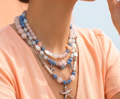 Κολιέ σε σομόν αποχρώσεις συνδιασμένα με ασημί αιματίτη, λάβα, φεγγαρόπετρα, ροζ χαλαζία, κοράλι, κεραμικό στοιχείο, ασημί αλυσίδα, μαργαριτάρια και ασημί θαλασσινά στοιχεία