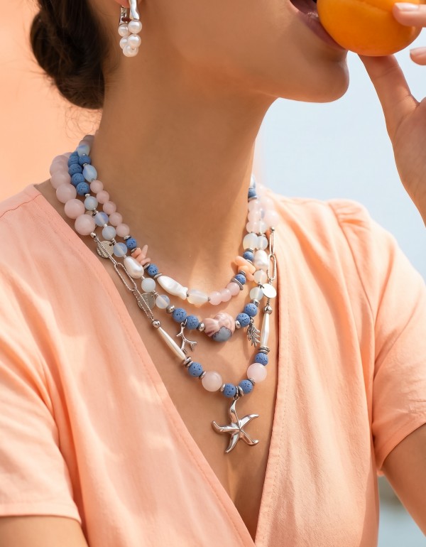 Κολιέ σε σομόν αποχρώσεις συνδιασμένα με ασημί αιματίτη, λάβα, φεγγαρόπετρα, ροζ χαλαζία, κοράλι, κεραμικό στοιχείο, ασημί αλυσίδα, μαργαριτάρια και ασημί θαλασσινά στοιχεία