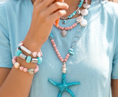 Κολιέ και βραχιόλια σε γαλάζιες και σομόν αποχρώσεις με ασημί αλυσίδα, γυάλινες, χαολίτη, κοχύλια, ασημί αιματίτη, ακρυλικό στοιχείο, μαργαριτάρια, νεφρίτη, φίλντισι, αγγαλμοτολίτη και ασημί στοιχεία