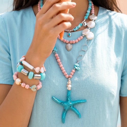 Κολιέ και βραχιόλια σε γαλάζιες και σομόν αποχρώσεις με ασημί αλυσίδα, γυάλινες, χαολίτη, κοχύλια, ασημί αιματίτη, ακρυλικό στοιχείο, μαργαριτάρια, νεφρίτη, φίλντισι, αγγαλμοτολίτη και ασημί στοιχεία