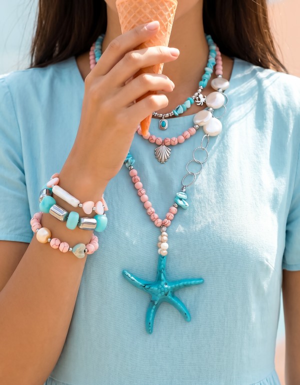 Κολιέ και βραχιόλια σε γαλάζιες και σομόν αποχρώσεις με ασημί αλυσίδα, γυάλινες, χαολίτη, κοχύλια, ασημί αιματίτη, ακρυλικό στοιχείο, μαργαριτάρια, νεφρίτη, φίλντισι, αγγαλμοτολίτη και ασημί στοιχεία