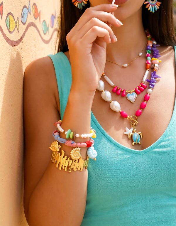Κολιέ και βραχιόλια πολύχρωμα, με μαργαριτάρια, χρυσό αιματίτη, χαολίτη, κοχύλια, γυάλινες, κοράλι, χρυσά στοιχεία με σμάλτο και ροζάριο