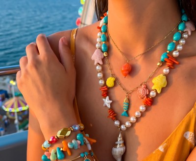 Κολιέ και βραχιόλια συνδιασμένα με χαολίτη, κρύσταλλα, χρυσό αιματίτη, κεραμικά στοιχεία, κοράλια, γυάλινες, φίλντισι, κοχύλι, λάβα και χρυσή αλυσίδα