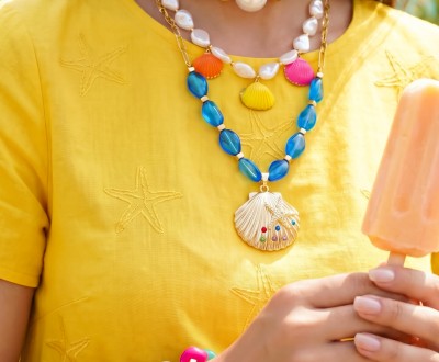 Κολιέ και βραχιόλια με μουράνο συνδιασμένα με μαντήλι, χρυσή αλυσίδα, λάβα, χρυσό αιματίτη, ακρυλική, χρυσά στοιχεία με σμάλτο και πολύχρωμα στρας, αχάτη, κοχύλι, μαργαριτάρια και στοιχείο με μιγιούκι