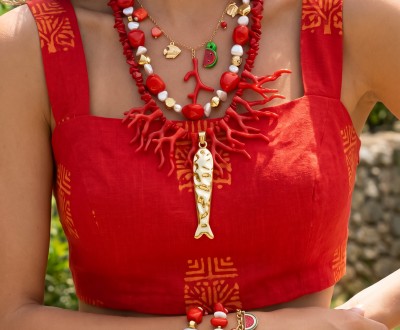 Κολιέ και βραχιόλια σε κόκκινες αποχρώσεις, με φίλντισι, χρυσό αιματίτη, χαολίτη, κοράλια, μουράνο και χρυσά στοιχεία