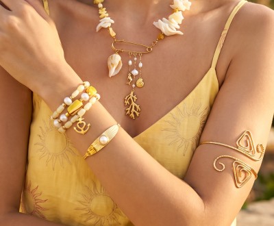 Κολιέ και βραχιόλια σε κίτρινη απόχρωση με λάβα, κοράλια, κρύσταλλα, κοχύλια, χρυσό αιματίτη, ροζάριο με ακρυλικές, χρυσά στοιχεία, μαργαριτάρια, μαντήλι και κεραμικές