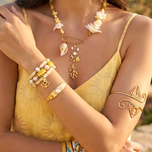 Κολιέ και βραχιόλια σε κίτρινη απόχρωση με λάβα, κοράλια, κρύσταλλα, κοχύλια, χρυσό αιματίτη, ροζάριο με ακρυλικές, χρυσά στοιχεία, μαργαριτάρια, μαντήλι και κεραμικές