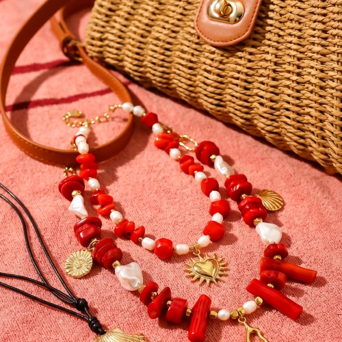 Κολιέ σε κόκκινες και λευκές αποχρώσεις με κοράλια, μαργαριτάρια, χρυσό αιματίτη, χρυσή αλυσίδα και χρυσά στοιχεία