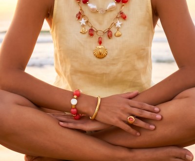 Κολιέ και βραχιόλι συνδιασμένα με χρυσή αλυσίδα, μουράνο, αχάτη, φίλντισι, γυάλινες, κρύσταλλα, τουρμαλίνη, κοχύλια, χρυσό αιματίτη και χρυσά θαλασσινά στοιχεία