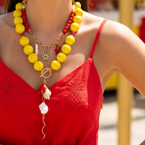 Κολίε και βραχιόλια σε κίτρινη απόχρωση με χαολίτη, φίλντισι, κοχύλι, χρυσή αλυσίδα, κεραμικό στοιχείο, χρυσά στοιχεία με σμάλτο, ακρυλικές και μαργαριτάρια