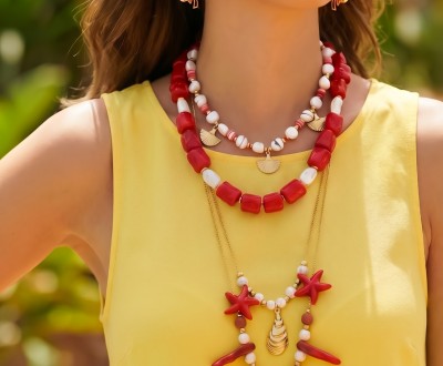Κολιέ και βραχιόλια σε κόκκινες και λευκές αποχρώσεις με κοράλια, χρυσό αιματίτη, κοχύλι, μουράνο, χρυσή αλυσίδα, χαολίτη, στοιχείο λάβας, ακρυλικές, λάβα και μαργαριτάρια