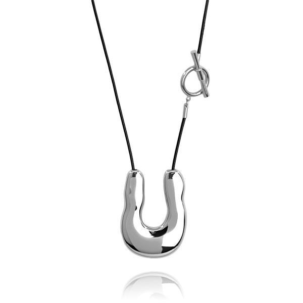 Κολιέ με δερματίνη και πέταλο και κούμπωμα Τ